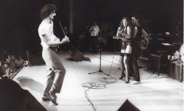 Ο Frank Zappa και η Lisa Popeil επί σκηνής